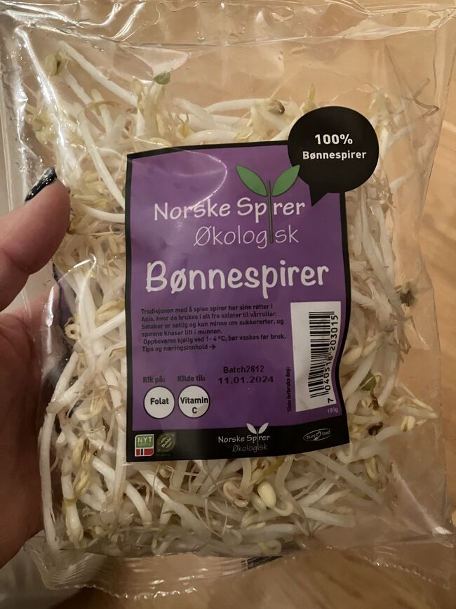 今日は晩御飯に餃子とラーメン、すしを作るので買い出し。もやし売ってるんだけど、日本の10倍するんですよ。日本が安すぎなんだけどね。