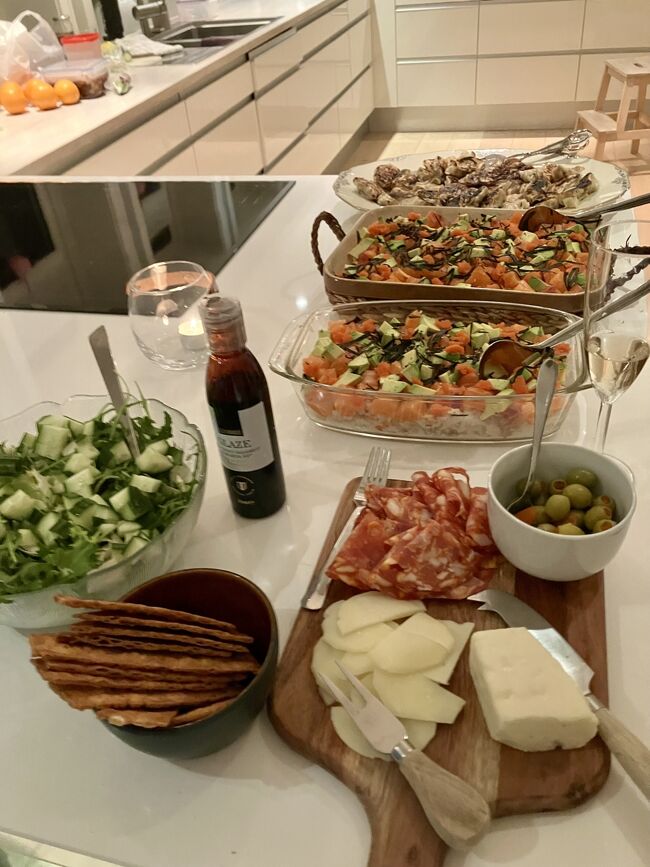 ラーメン以外にもサーモンちらし寿司、餃子を作り、イタリアで買ったサラミとチーズを用意した。義妹がセンスよく盛り付けてくれて感謝。