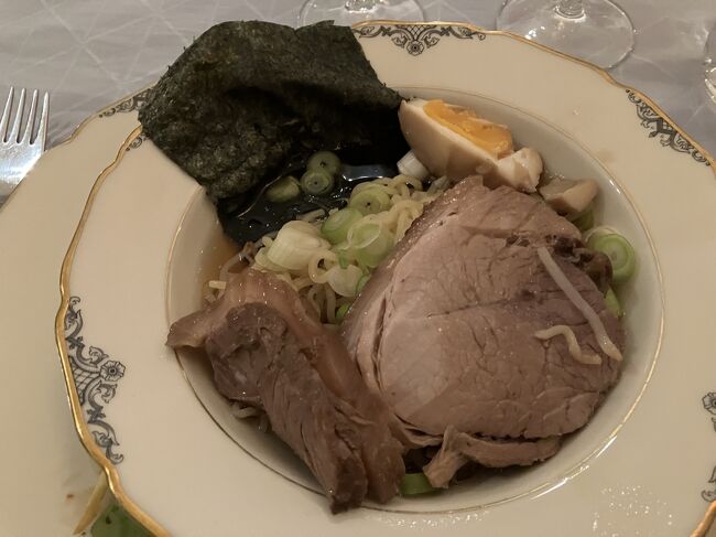 ラーメンは皿が浅くてよくわからない盛り付けになっちゃったけど、好評だった。また次回も作ろう。今度は醤油だけじゃなくて他のスープも持っていこう。こっちもラーメンがようやく浸透してきたけど、すごく高いみたいだし、見た感じアジア系の人が作ったなんちゃってラーメンぽい。