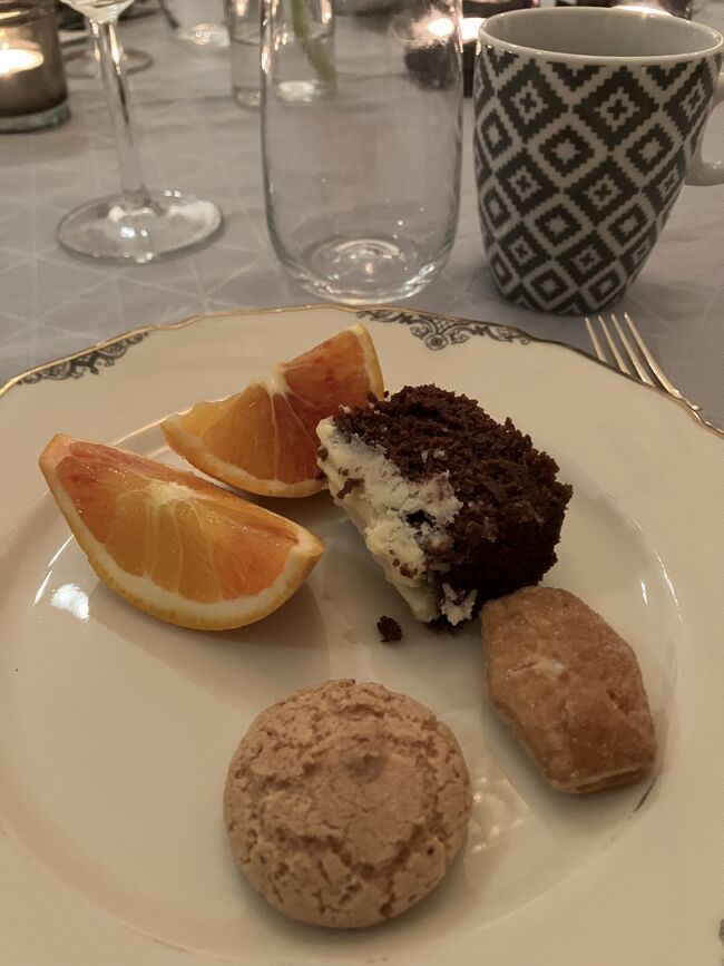 デザートはイタリアで買ってきたお菓子とシチリアのブラッドオレンジ。あと義妹がチョコレートケーキを焼いてくれた。パーティーでスポーツ選手の話になり、こちらは大谷翔平知ってる人皆無だった。野球は人気ない。その代わりスキージャンプのノリアキカサイは有名らしい。