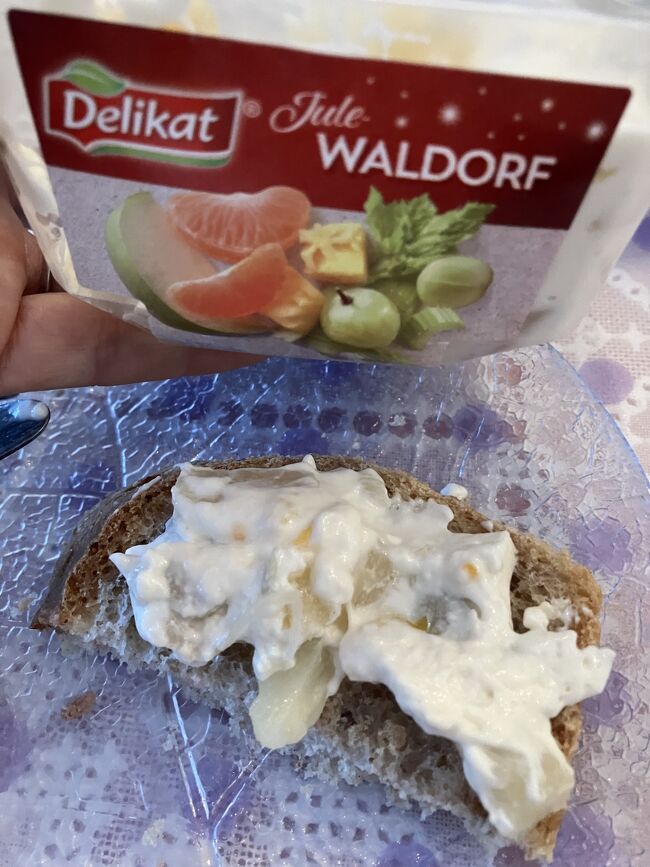 ノルウェー最終日。今朝もマイナス24度で寒い。今回3週間弱の渡航で長いかなと思ったけど、途中イタリアにも行ったし、クリスマスという大イベントがあったのであっという間だった。<br /><br />新しいパンのお供、Waldorfサラダ。QPママも作るフルーツサラダだけど、これもパンに乗せるのか！なかなか美味しい。これもクリスマス限定かな。