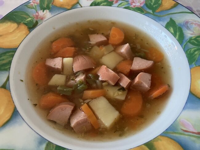 お昼ご飯はQPパパが珍しく料理。ソーセージと野菜のスープ。あっさりしているけど、ソーセージの出汁がきいていてなかなか癖になる味。
