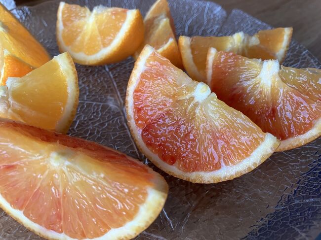 シチリアで買ってきたオレンジ、やっぱりブラッドオレンジだよな。真っ赤なわけではないんだね。皮が薄くて甘味が強くて美味。