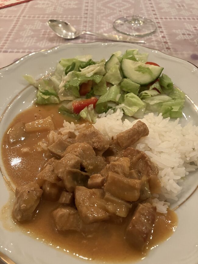 晩御飯はQPママの得意料理ショウショウ。マッシュルームと豚肉のクリーム煮。子供達も大好き。