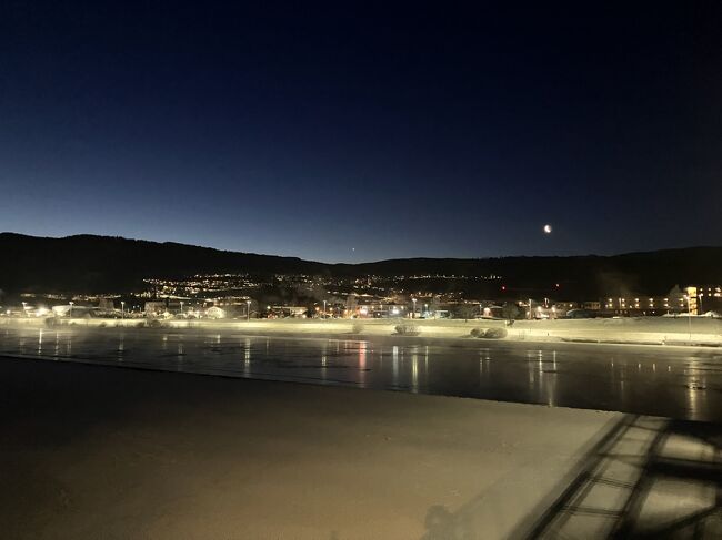 8時はまだまだ真っ暗。子供たちと荷物はおばあちゃんの車で駅まで。また次回は夏に来るね！