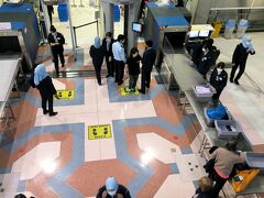 バンコク到着！

トランスファーに矢印通りにセキュリティチェックを受けて出発階に向かいます。