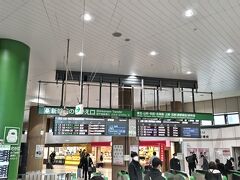 まずは上野駅からスタート☆

すでに在来線の改札を通り、こちらは新幹線の改札口です。
と、その前に、新幹線の中で食べる駅弁などを買いに改札内にある「ecute上野」へ。
