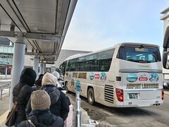 駅前から函館空港まではバスが出ています。
年始だけあって、やたらと混んでいました。
バス2台で対応してました。