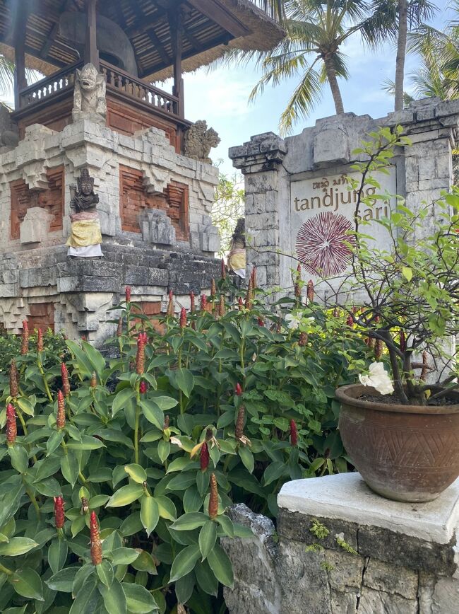 この後ろのマッサージ屋さん、とても小さいベッドが３台、、が近くて便利、、早く　タンジュンサリも　オープンすればいいのに、、以前あった可愛いマッサージ屋さんの跡地　綺麗になっててすぐにでも建物が建てられそうな感じでした