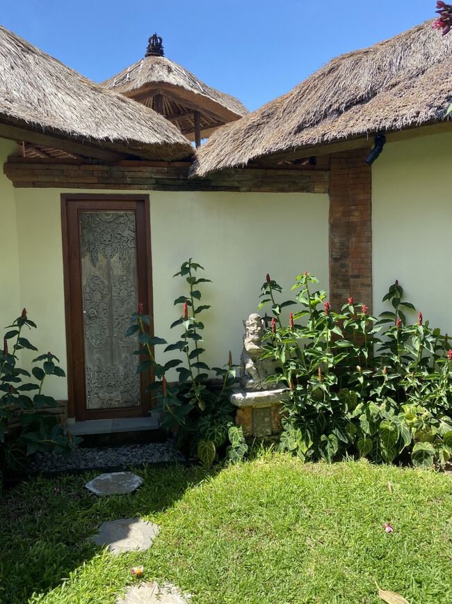 私の泊ってたバンガロー　No.９の　入り口　このドアから外のシャワールームに行けるけど、、内側から鍵を閉めてます、、砂だらけとか　すぐにシャワーを浴びたい人に　誰かがお留守番をしてるなら　このドアを開けてもらって　そこで　スウィムウェアやゴッグルを干したり　シャワーを浴びて　温まりたかったら　浴槽に湯をためて、、という優秀な動線が、、