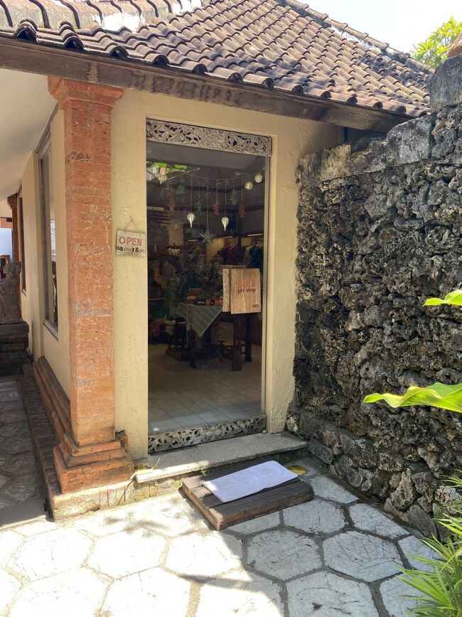 カド　ブティック<br />５年くらい前から急に高級路線に変えてしまった、、<br />ジェンガラとかシルクのスカーフは　仕方ないとして<br />その他のそうでもないようなものもｗ　めちゃ強気の値段になった、、<br /><br />