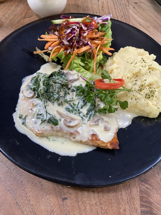 マッシュルームとほうれん草のクリームソース　チキンのソテー　