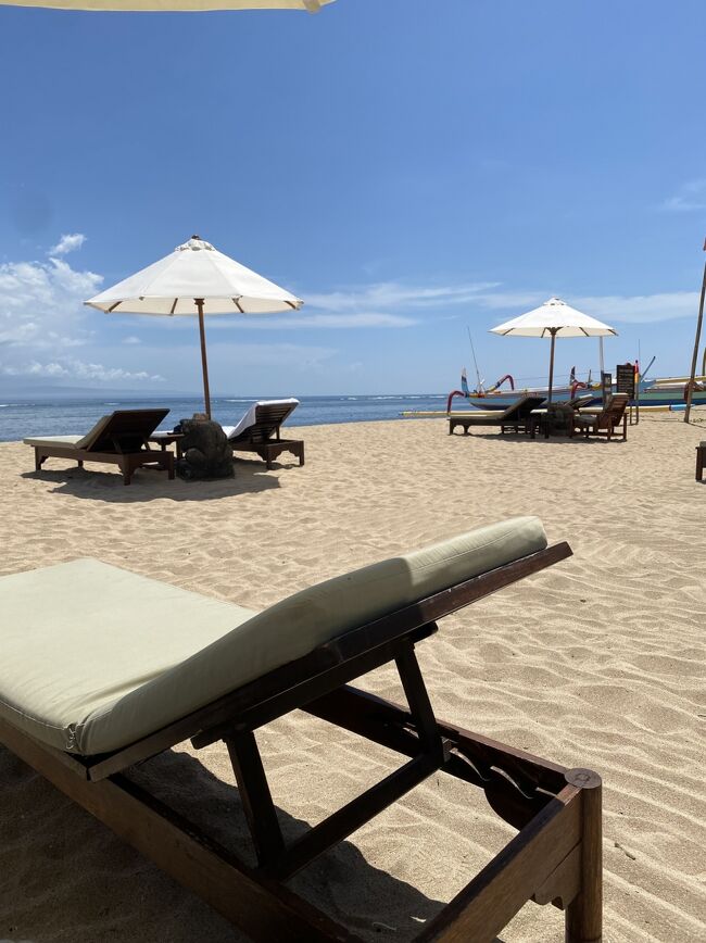 ホテル前のビーチ<br />