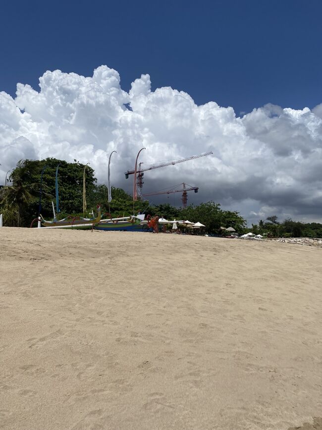 工事しているの、、不思議な感じ<br />ｗｗ<br />廃墟にならないといいけど、、って思う、、<br />サヌールのノリと全然違うｗｗ<br />いったい誰がその複合住宅？に住むのかしら<br />周りのレストランが潤うなら良いけどね、、