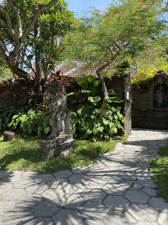 ホテルの中の道