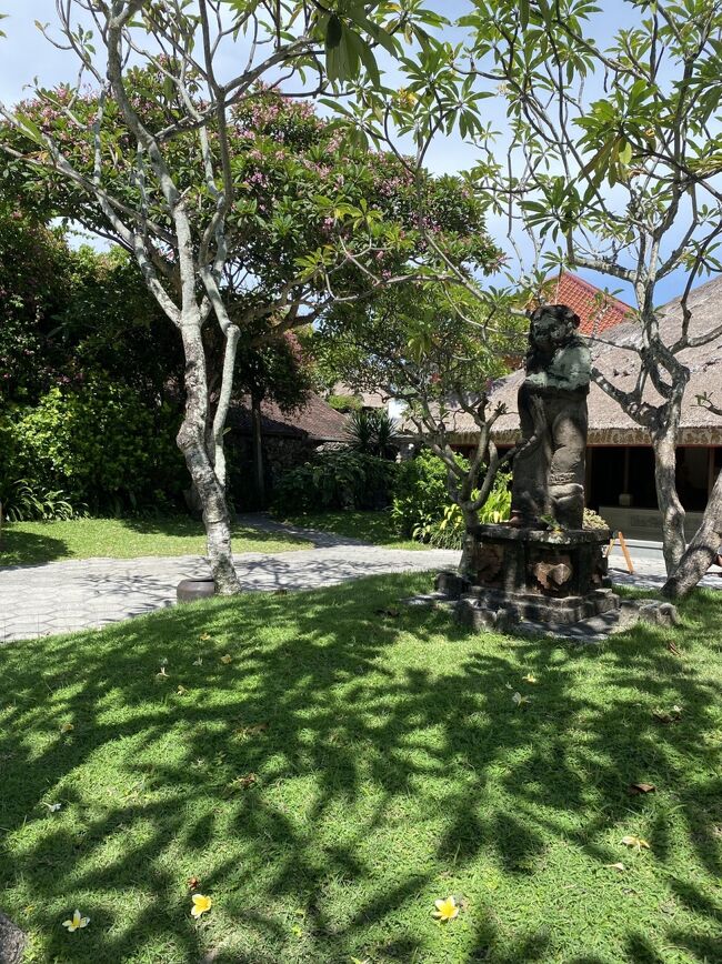 一応　タンブリンガン通りからの通り抜けはできませんとある、、でも　食事をするよって言えば　通れると思う