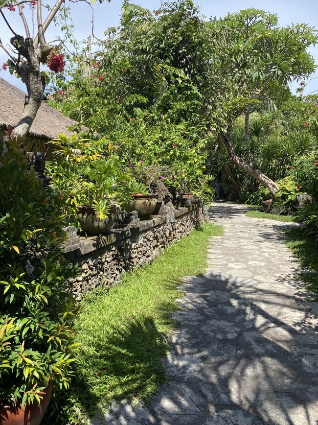 朝はやくから　お掃除をして　庭木の手入れをしている