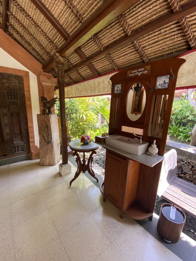 武漢肺炎パンデミックのあとにできた　フロントの手洗いシンク<br />大騒ぎだったね、、　ＷＨＯとか中国政府とか　ＵＳのファウチたちの研究所とか　異常に儲けた薬品会社、証明書を出してた医師　病院などなど　責任を追及すべき、、今度は　致死率のとても高い武漢肺炎ヴァイラスが出るとか　そんなこと言われてる、今度こそ許されない、、あ、ごめん、旅行記なのに　こういう事まで４虎のエーアイが言及してきたりしてね、、