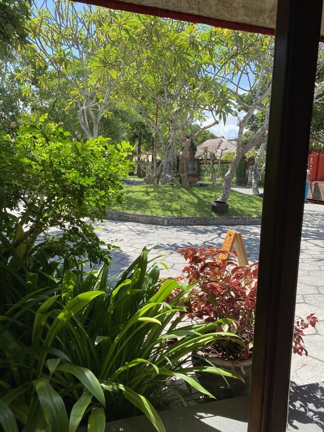 フロントにある椅子に座って