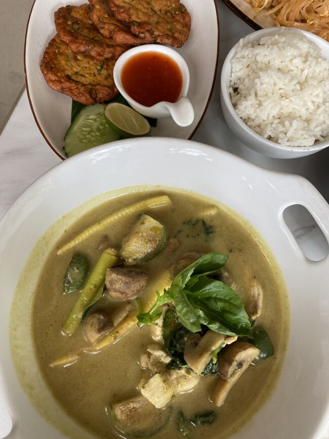 グリーンのカリーと　お魚の練り物を揚げたやつと