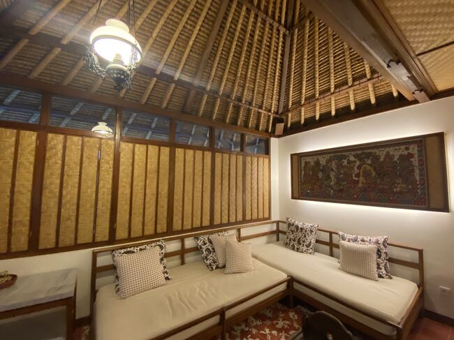 玄関から　入って　デイベッド的なソファ　窓はカーテン代わりに昔風なのかな、竹と木で出来ているウィンドウカヴァーみたいなの、パタパタッと折り畳み式に広げたりする、、説明が難しいｗ　夕方に　虫よけスプレーいる？って聞いてる人たちが閉めてくれる、、でも　それより先に私がやる、虫よけスプレーはいらない、１時間ぐらい　蚊取り線香を焚いてます、、