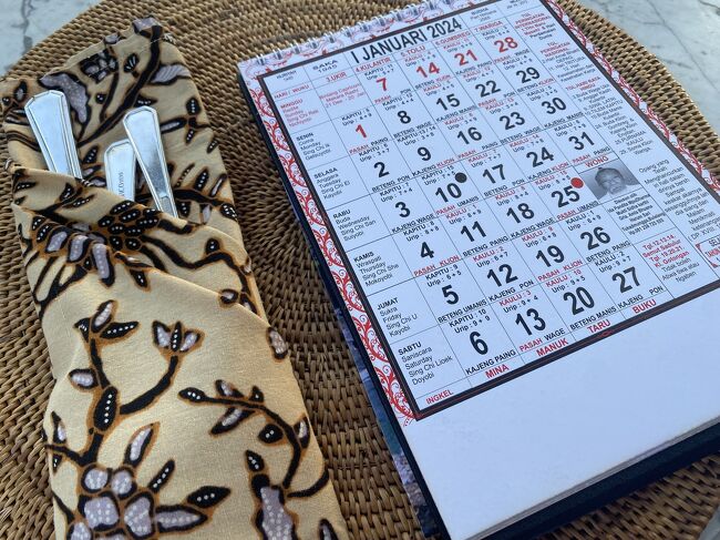 バリのカレンダーｗ<br />縦書きだし　西暦も書いてあるけど、、インド？　バリヒンドゥ？　イスラム　などなどの歴が書いてある、日本も皇紀を併記したほうがいいんじゃないかね、、西暦は便宜上つかってるけど、、それは　共用のために使ってるけど　日本の建国からの暦は別にあるわけで、、　他の国に合わせるのも時と場合によると思うｗｗ<br />使い勝手が良いから西暦を使ってるだけで、、日本では日本の時を勝手に流す（笑）<br />テーブルセッティングの上において　２０２４年のニィエピとかいつかしら、、とか見ながら朝ごはんを食べるｗ