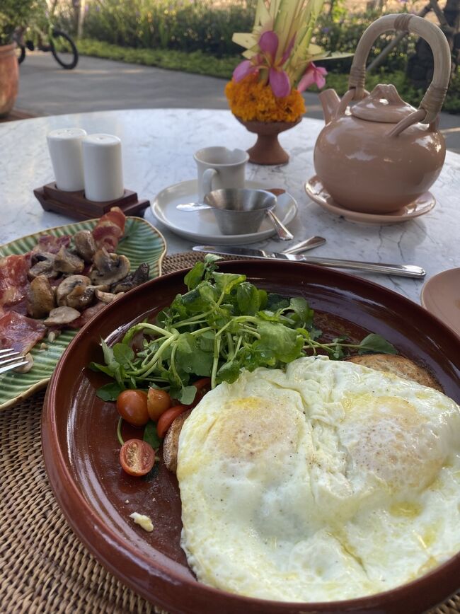 オーヴァイージィにマッシュルームとベーコンのサイド