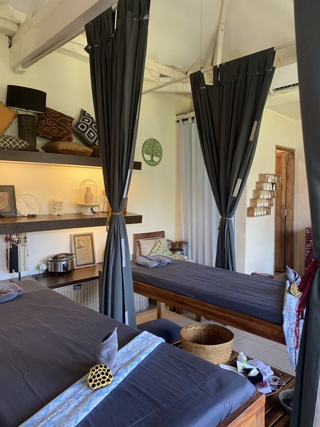 小さくて３つ　マッサージのベッドがあり、ほかに　ネイルができるスペースもあった