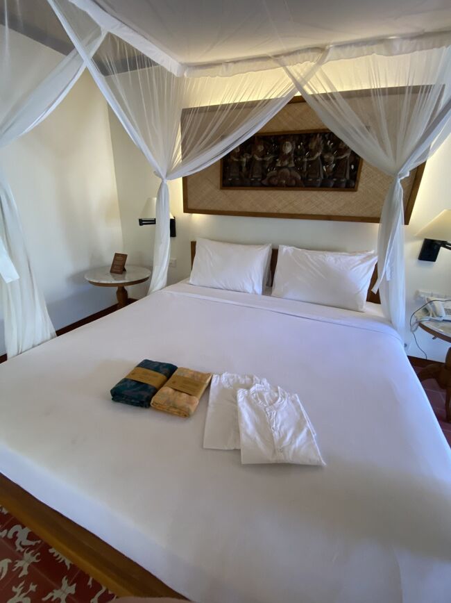 バンガロウのベッド<br />ターンダウンした後、、ベッドは　ベッドメイキングしなくていいよ、と言ってたのに、、やってある、、