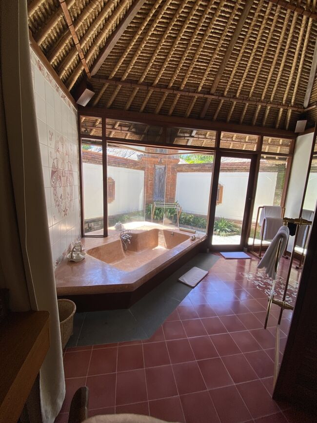 バスタブ、の手前に蛇腹式のカーテンがあり　閉めることもできる