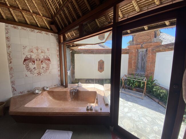 右にドアがあって外に出られる　そこにシャワーがあって　前回からリノヴェーションされて　すっかり綺麗になっていた、、なおすほどぼろくなかったのに、、