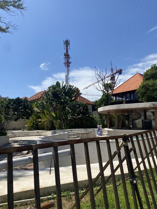 サヌールのビーチから工事をしている様子のこれなんでしたっけ、きりん？　