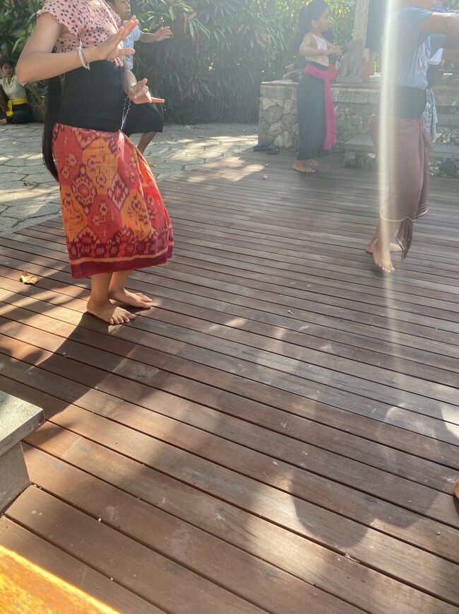 週に１回とか２回とか図書館の前の空間を利用して子供らが練習しているのだ<br />今回は　大晦日にやるコンサートのため　割と先生だけ必死だったｗ