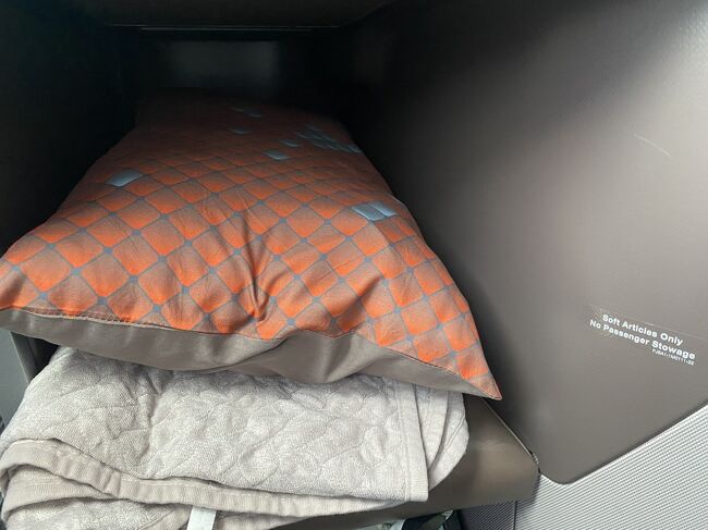 中距離のこの機内の座席、すこしだけ小ぶりになるのですが<br />ベッドにしたらベッドだけ、、のあの長距離のやつより使い勝手が良い