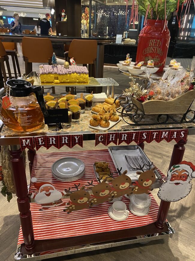 ラウンジでもＴＷＧのクリスマスティーと一緒にスイーツのワゴンが