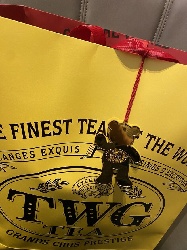 可愛い熊ちゃんのチャームが紙袋についていたし、ハンドルが赤で　季節の色なのかも、、