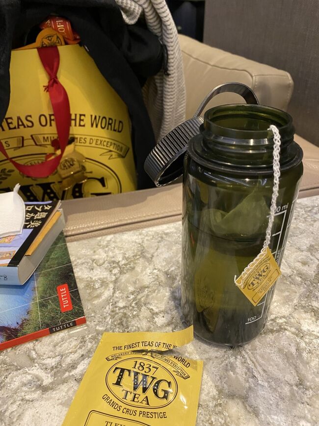 デンパサールで　手荷物が８キロまでだったのを　サンフランシスコまで乗るから　ロスバゲになったらやだ、、と１０キロだったのにお願いしてキャリーオンOKにしてもらったｗｗ　でもシンガポールでバシャコーヒーとＴＷＧのティーをたくさん買って更に荷物が増えてしまったｗｗ