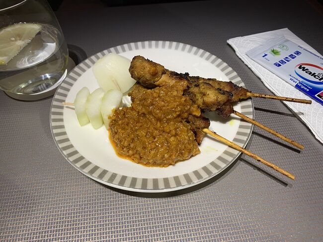 アペタイザーにガドガドのヤキトリ、、シンガポールマレーなどの国民食なのかしら、キュウリとたまねぎが串にさされたのも