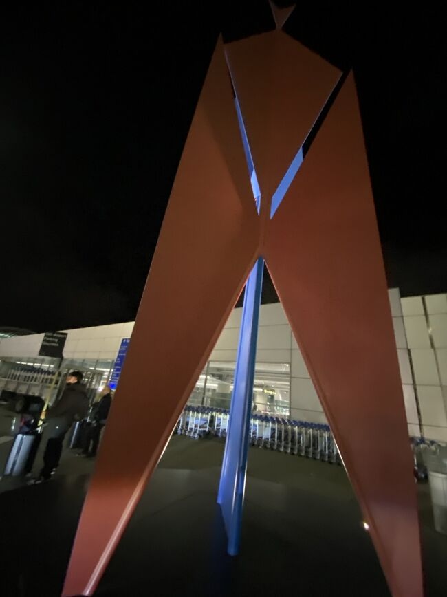 国際線ターミナルのデパーチャの階まで上がって　はじっこのこの赤いスタチューのあたりに迎えに来てくれると言う事で　ここで待ったｗ<br />グローバルエントリィのお陰で　二分もかからず下界に降りれたｗ　はやい<br />そして　すべてキャリーオンにしてるので　ほんとに全部で３分ぐらいｗ<br />これを経験してしまうともう荷物をチェックインできなくなります、、