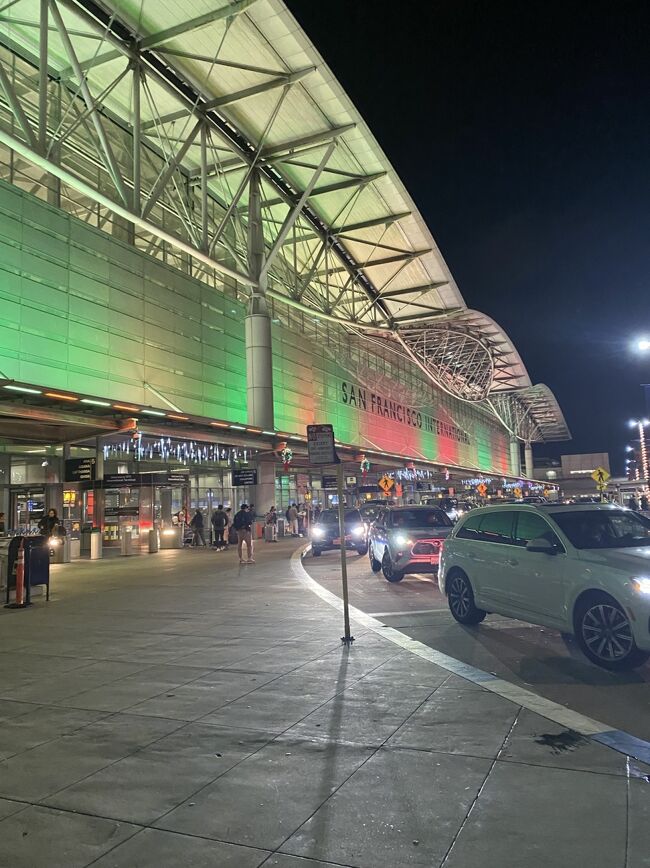 まだクリスマスカラーの　ＳＦＯ<br /><br />相変らずテスラがタクシーのように多いベイエリアだが、、近所の知り合いのお宅は　イーロンマスクが　旧トウィッタァXを買った時に　すぐに自分のテスラを売り、ポールスターじゃなくてもう一つ　中東関係のエレクトリックヴィエクルなんだっけを買ったの、、恐ろしい早業、、まぁ、そういう人達に囲まれているんです、、私は、、ルーシッドでしたね、、中東のEV、、ポールスターは　娘が会社のなんちゃらのサーヴェイで２週間ぐらい借りてテストドライヴ、、主にソフトのなんとかを見るのに　私も同乗しましたが、、すごくださいの、、ｗｗ　テスラもダサいけど、、とにかくＥＶはみなダサい　少しだけ可愛いのは　テスラをクビになった人が始めた　リビアンかなｗ　ピックアップトラックなのにエレクトリックｗｗ　見た目が頭が悪い子みたいで不憫なのｗ