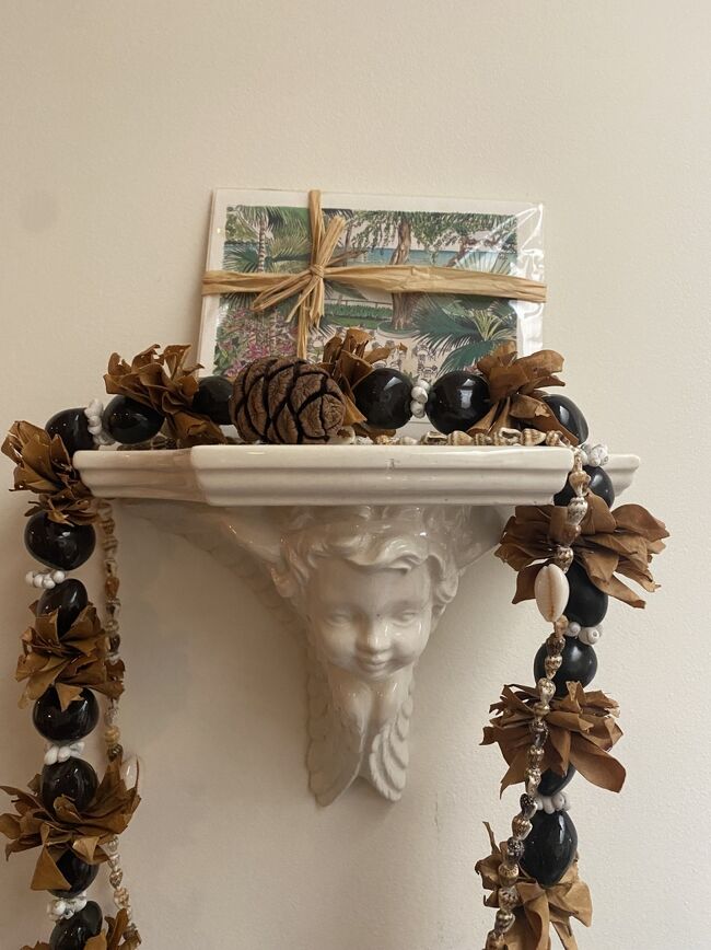 ６日に　まだ風邪だった、、インフルエンザですな、、熱がなくて関節、頭痛、咳などでしたが　さすがにクリスマスの飾りは取り外そうと、、よれよれで　玄関のリースをはずし　ポインセチアを中にいれ、、壁のエンジェルもクリスマス飾りにしていたのを取って、、なんとかしました、、でもこれを見てるとハワイイに行きたくなっちゃう、、