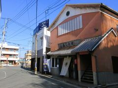 【おしどり】

レストランオハラから少しだけ西へ。
「おしどり」という居酒屋があります。
お店の写真の左手に大牟田川があり、その先に小さく炭鉱鉄道跡のパイプラインが見えます。