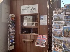 小さな売店でペーター教会の塔への入場料を払います。