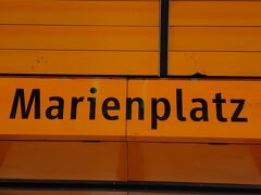 マリエン広場から電車に乗って移動します。
