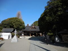 　成趣園の敷地内に出水神社があり、多くの参拝客が来ていました。ちなみに、水前寺成趣園の記念スタンプは、ここの社務所横にあります。