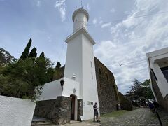 11:30 灯台

なんとウルグアイペソのみでクレカ不可と言われました。灯台好きの私にとって今回のメインは当然この灯台。登れないなんてあり得ない。戻りのチケット購入騒ぎで両替忘れてた^^; 両替所の場所を教えて貰ったので早速向かいます。