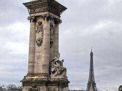 アレクサンドル3世橋 (Pont Alexandre III)

両端に付いてるこの柱の大きさ！

