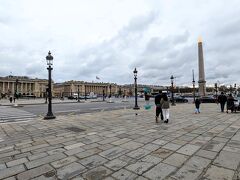 コンコルド広場に出た。
ルイ16世や、マリー・アントワネットの断首刑が行われた場所だよね。


今はコンコルド広場、と呼ばれているが、1755年、アンジュ＝ジャック・ガブリエルによって設計され、当初ルイ15世の騎馬像が設置されていたため「ルイ15世広場」と呼ばれていたけど、フランス革命の勃発により騎馬像は取り払われ、名前も「革命広場」に改められ、その後、ナポレオン・ボナパルトが王党派を鎮圧後、現在の「コンコルド広場」という名前で呼ばれ始めた、という歴史があるそうだ。
