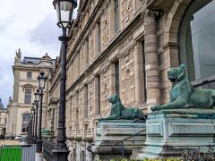 あれ・・・、もうルーヴルっぽくない？

着いたんじゃない？？
ルーヴル美術館 (Musée du Louvre)

人でごった返していると聞いたけど、人っ子一人居ないんだけど・・・（戸惑い）

今日休みか？
いやいや、予約は取れてるし、そんなはずは・・・。
