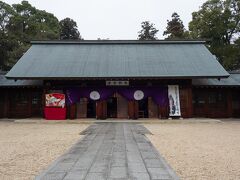 滋賀県護国神社にきました。
天気は今にも雨が降りそうな曇り空。